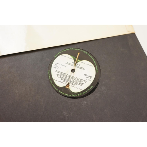 216 - Vinyl - The Beatles White Album (PMC 7067/8) No.0164395, top loader with black inners, poster and 4 ... 