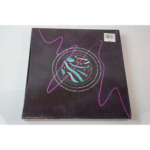 39 - Vinyl - Pink Floyd Pulse (EMI 7243 8 32700) 4 LP Box Set with book.  Box, outer sleeves, inners, boo... 