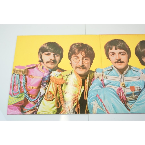 191 - Vinyl - The Beatles Sgt Pepper (PCS 7027) later stereo recording on the 2 x boxes EMI / Parlophone l... 