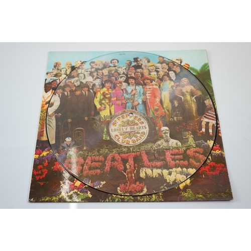 194 - Vinyl - The Beatles Sgt Pepper (PHO 7027) picture disc West German pressing.  Vinyl has slight chip ... 