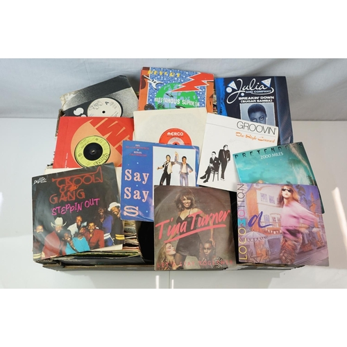 207 - Vinyl - Pop collection of over 300 45's (many not in sleeves) spanning 60's, 70's & 80's.  Condition... 