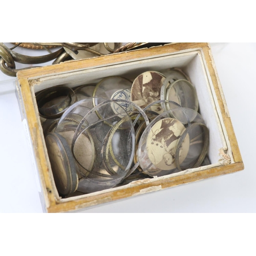 226 - A collection of vintage brooches and lockets (A/F).