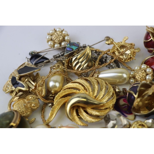 233 - A box of mixed costume jewellery to include brooches and earrings.