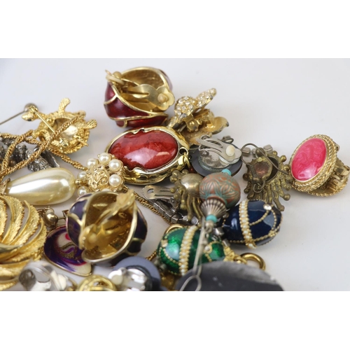 233 - A box of mixed costume jewellery to include brooches and earrings.