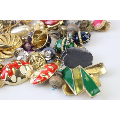 233 - A box of mixed costume jewellery to include brooches and earrings.