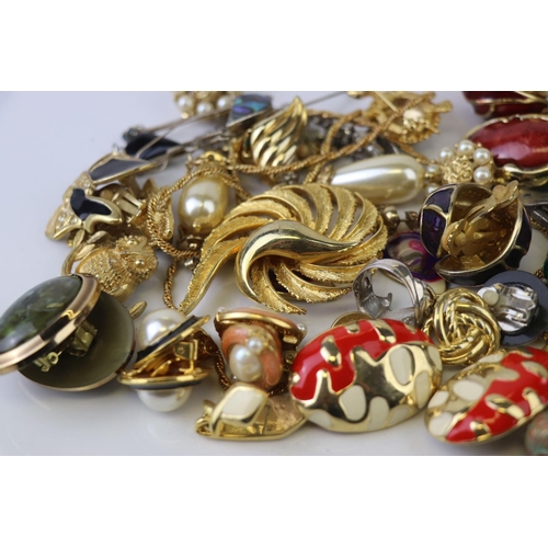 233 - A box of mixed costume jewellery to include brooches and earrings.