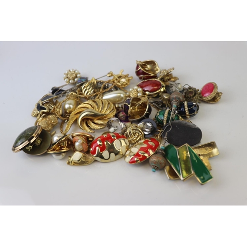 233 - A box of mixed costume jewellery to include brooches and earrings.