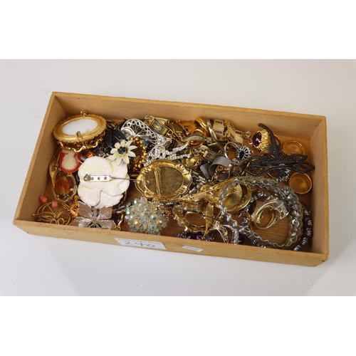 240 - Box of Costume Jewellery to include Rings, Bracelets, 20 Brooches, etc