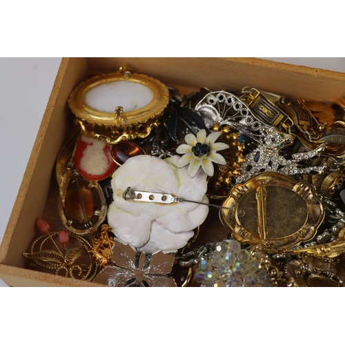 240 - Box of Costume Jewellery to include Rings, Bracelets, 20 Brooches, etc