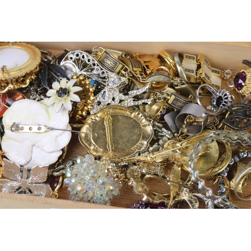 240 - Box of Costume Jewellery to include Rings, Bracelets, 20 Brooches, etc