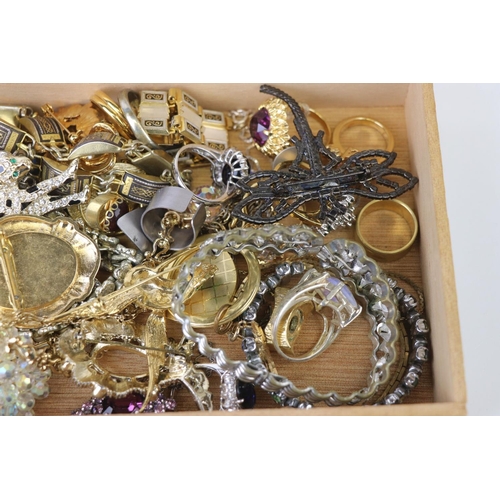 240 - Box of Costume Jewellery to include Rings, Bracelets, 20 Brooches, etc