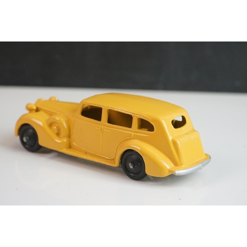 1077 - 12 Mid 20th C Dinky diecast road models to include Humber Hawk x 3, Packard x 3, 180 Packard Clipper... 