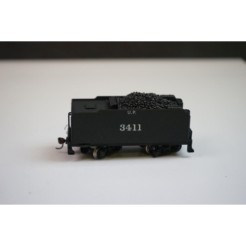 119 - Boxed UP 4-4-2 Union Pacific HO gauge brass locomotive & tender, painted, made in Japan, model appea... 