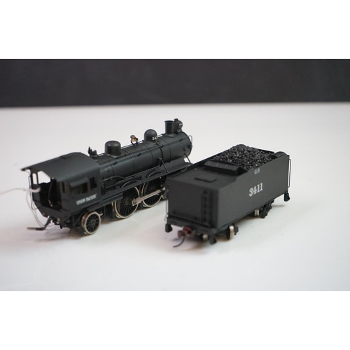 119 - Boxed UP 4-4-2 Union Pacific HO gauge brass locomotive & tender, painted, made in Japan, model appea... 