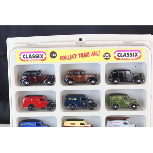 1225 - Classix 1:76 OO gauge plastic display case with 18 Classix diecast models