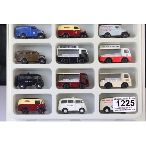 1225 - Classix 1:76 OO gauge plastic display case with 18 Classix diecast models