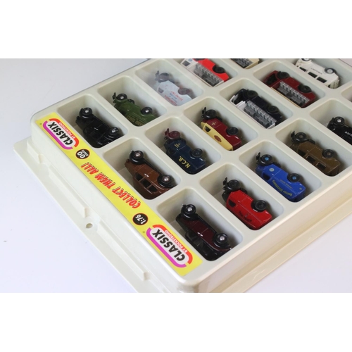 1225 - Classix 1:76 OO gauge plastic display case with 18 Classix diecast models