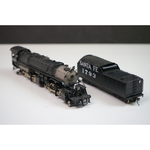 123 - Boxed Oriental Limited PowerHouse HO gauge 8063 Santa Fe 2-8-8-2 brass locomotive & tender, made by ... 