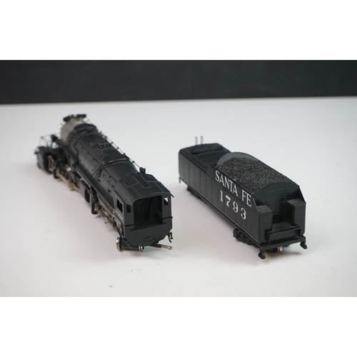 123 - Boxed Oriental Limited PowerHouse HO gauge 8063 Santa Fe 2-8-8-2 brass locomotive & tender, made by ... 