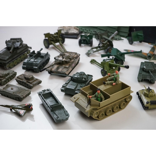 1247 - Collection of diecast & plastic military models to include Airfix, Corgi, Denzil Skinner, Dinky etc,... 