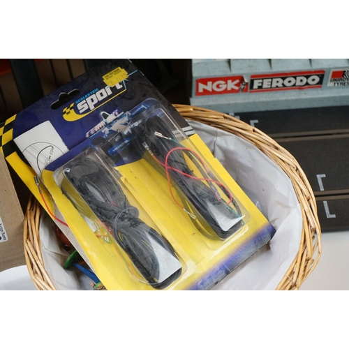 1253 - Small quantity of Scalextric accessories and figurines