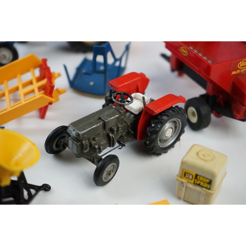 1259 - Group of Britains diecast and plastic farming vehicles and accessories to include New Holland TR85