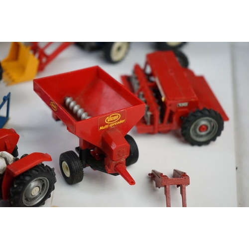 1259 - Group of Britains diecast and plastic farming vehicles and accessories to include New Holland TR85