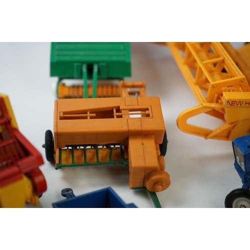 1259 - Group of Britains diecast and plastic farming vehicles and accessories to include New Holland TR85