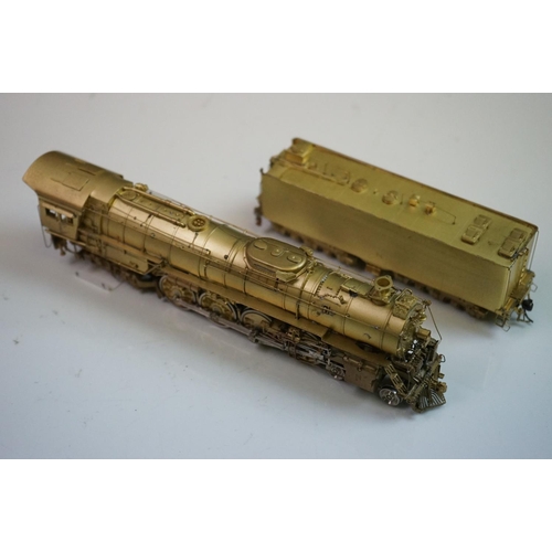 141 - Boxed Key Imports HO gauge Santa Fe 3765 Classic Class 4-8-4 Northern brass locomotive & tender, by ... 