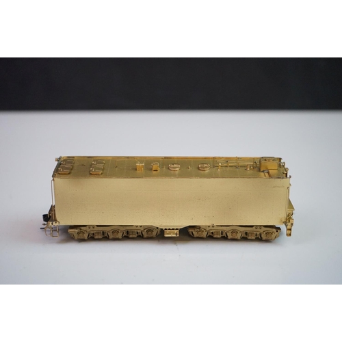 141 - Boxed Key Imports HO gauge Santa Fe 3765 Classic Class 4-8-4 Northern brass locomotive & tender, by ... 