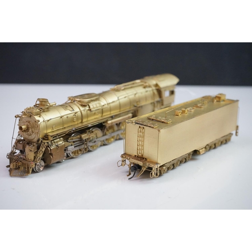 141 - Boxed Key Imports HO gauge Santa Fe 3765 Classic Class 4-8-4 Northern brass locomotive & tender, by ... 