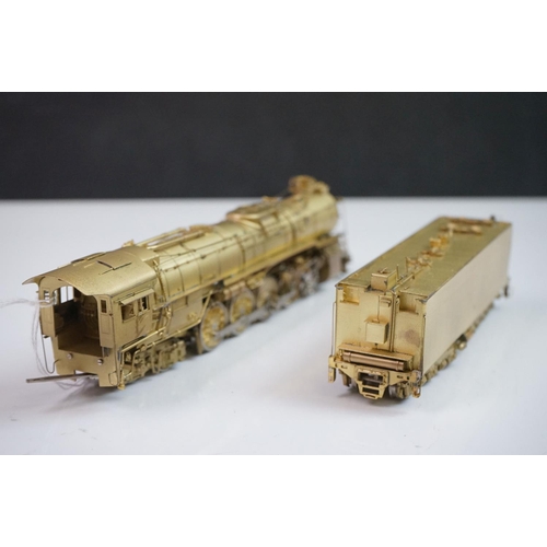 141 - Boxed Key Imports HO gauge Santa Fe 3765 Classic Class 4-8-4 Northern brass locomotive & tender, by ... 