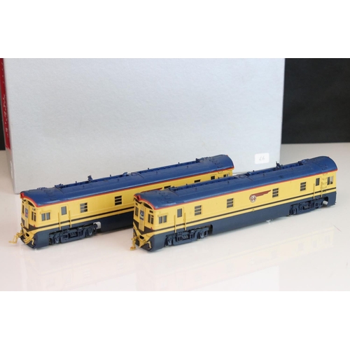 17 - Boxed Hallmark Models HO gauge Santa Fe 1-A & 1-B locomotive built by KMT (Japan), painted livery, b... 