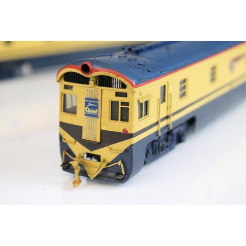 17 - Boxed Hallmark Models HO gauge Santa Fe 1-A & 1-B locomotive built by KMT (Japan), painted livery, b... 