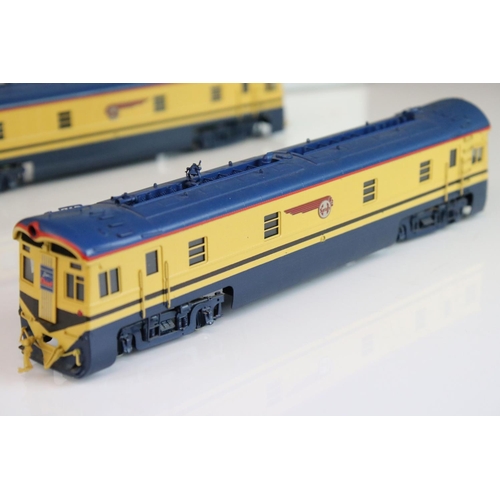 17 - Boxed Hallmark Models HO gauge Santa Fe 1-A & 1-B locomotive built by KMT (Japan), painted livery, b... 