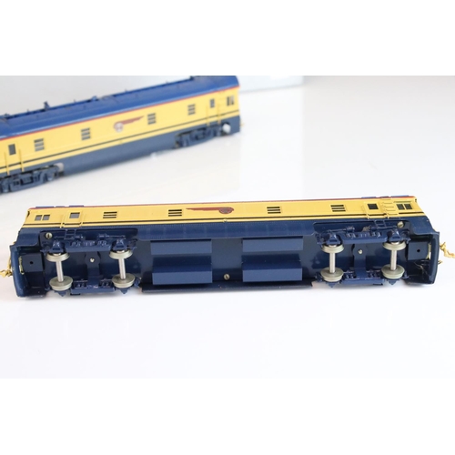 17 - Boxed Hallmark Models HO gauge Santa Fe 1-A & 1-B locomotive built by KMT (Japan), painted livery, b... 