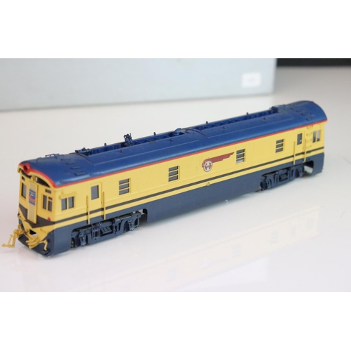 17 - Boxed Hallmark Models HO gauge Santa Fe 1-A & 1-B locomotive built by KMT (Japan), painted livery, b... 