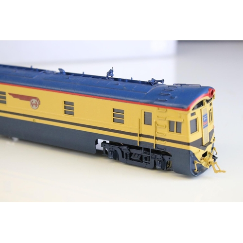 17 - Boxed Hallmark Models HO gauge Santa Fe 1-A & 1-B locomotive built by KMT (Japan), painted livery, b... 