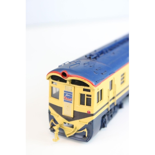 17 - Boxed Hallmark Models HO gauge Santa Fe 1-A & 1-B locomotive built by KMT (Japan), painted livery, b... 