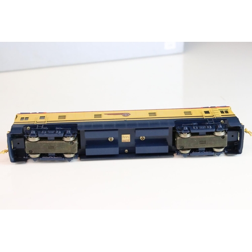 17 - Boxed Hallmark Models HO gauge Santa Fe 1-A & 1-B locomotive built by KMT (Japan), painted livery, b... 