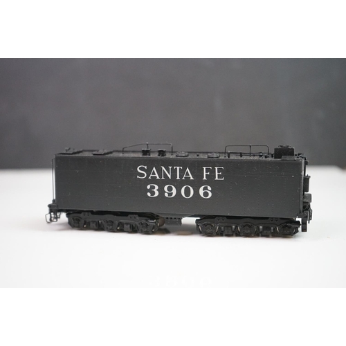 173 - Boxed United Scale Models HO gauge Super Detail Custom Quality Santa Fe 2-10-2 brass locomotive, pai... 