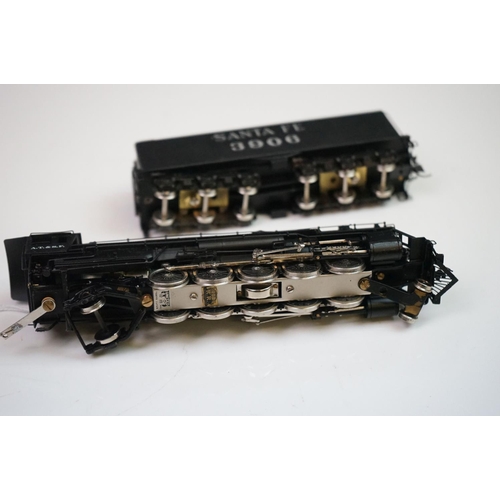 173 - Boxed United Scale Models HO gauge Super Detail Custom Quality Santa Fe 2-10-2 brass locomotive, pai... 