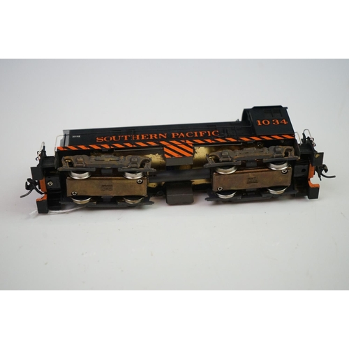 258 - Alco HO gauge 1034 Southern Pacific Switcher brass locomotive by KMT, Japan, painted, boxed