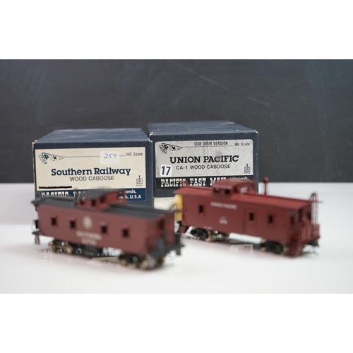 275 - Two boxed Ski (Korea) Pacific Fast Mail HO gauge items of brass rolling stock to include Union Pacif... 