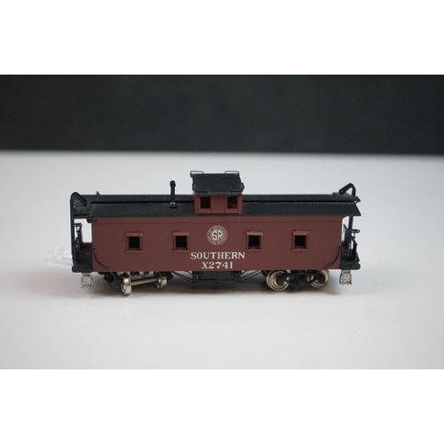 275 - Two boxed Ski (Korea) Pacific Fast Mail HO gauge items of brass rolling stock to include Union Pacif... 