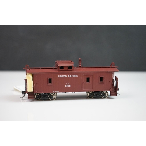 275 - Two boxed Ski (Korea) Pacific Fast Mail HO gauge items of brass rolling stock to include Union Pacif... 