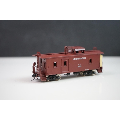 275 - Two boxed Ski (Korea) Pacific Fast Mail HO gauge items of brass rolling stock to include Union Pacif... 