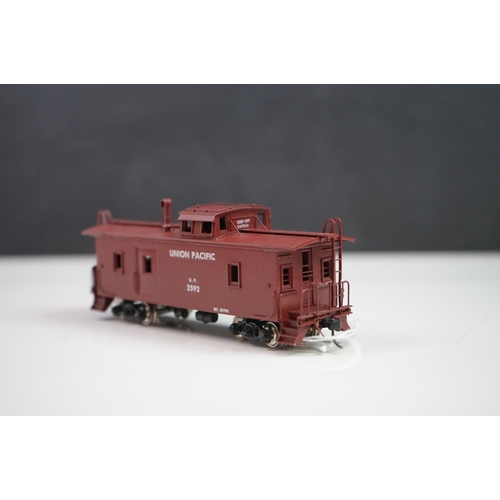 275 - Two boxed Ski (Korea) Pacific Fast Mail HO gauge items of brass rolling stock to include Union Pacif... 