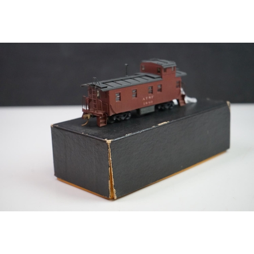 277 - Three boxed HO gauge Nickel Plate Product items of brass rolling stock to include 2 x Reading Caboos... 