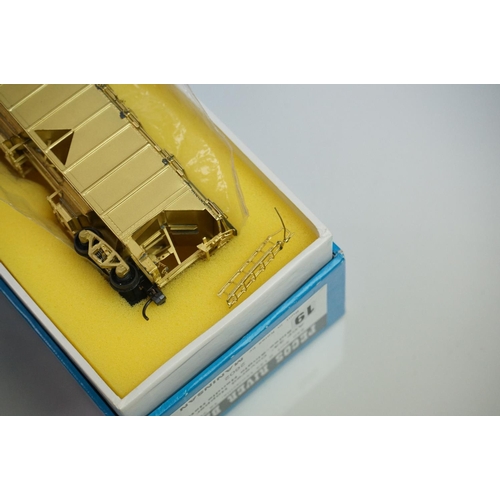 282 - Three boxed HO gauge items of brass rolling stock to include 2 x Custom Brass by NJ (685 Reading Woo... 